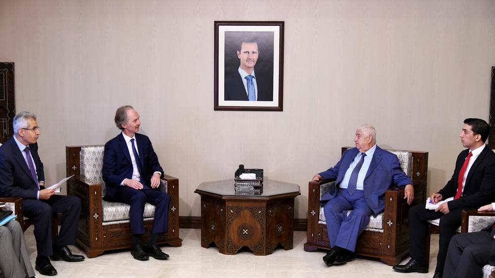 UN-Generalsekretär: Der Sondergesandte der Vereinten Nationenen, Geir Pedersen (l.), bei einem Treffen mit Regierungsvertretern in Damaskus.