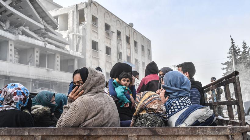 Europäische Union: Zivilisten fliehen im März 2018 aus Afrin im Norden Syriens, nachdem türkische Streitkräfte die kurdische Stadt eingenommen hatten.