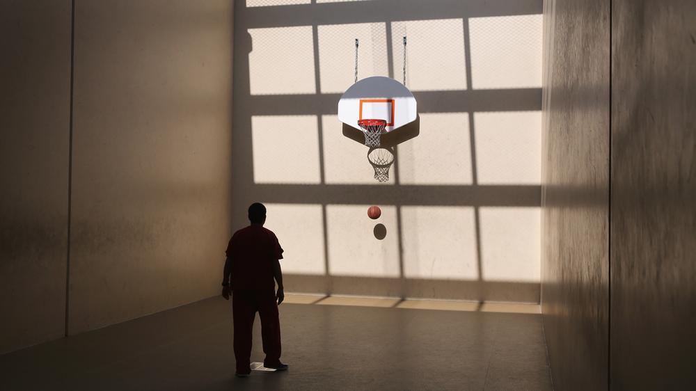 USA: Ein inhaftierter Einwanderer in der Haftanstalt von Adelanto. Die Anlage wird von der privaten GEO Group verwaltet.