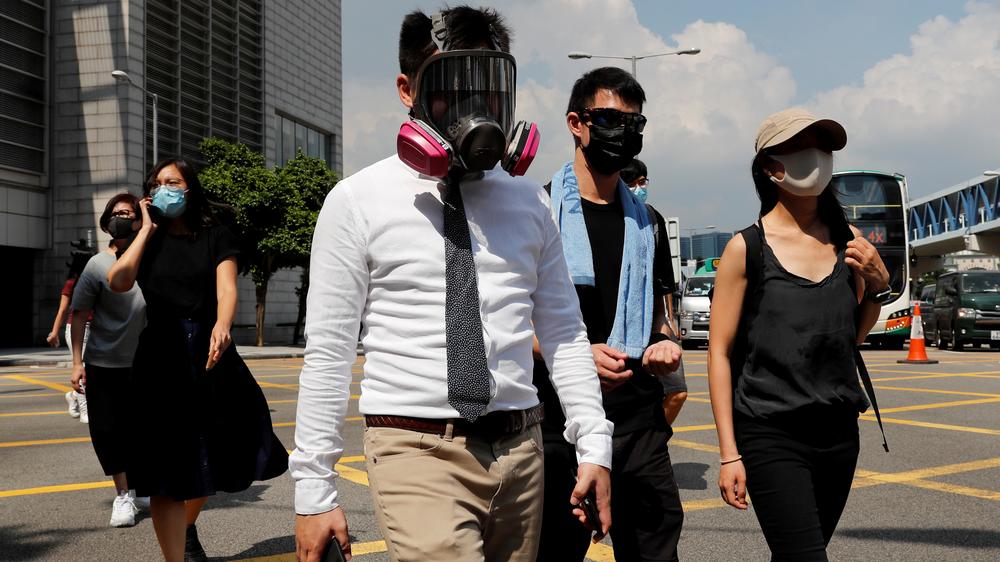 Massenproteste: Demonstrantinnen und Demonstranten in Hongkong tragen Atemschutzmasken, um sich gegen den Einsatz von Tränengas durch die Polizei zu schützen.