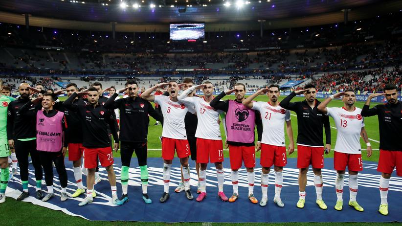 Türkische Nationalmannschaft Türkischer Botschafter verteidigt