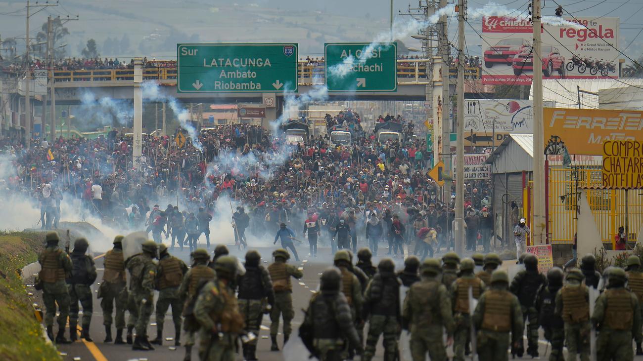 Quito Ausnahmezustand In Ecuador Regierung Verlasst Hauptstadt Zeit Online