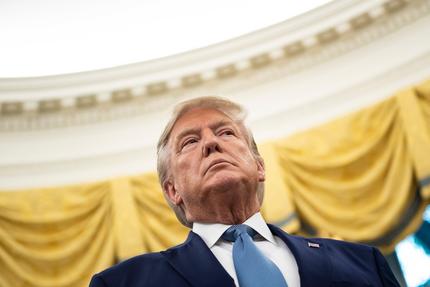 Syrien: US President Donald Trump listens during a Presidential Medal of Freedom ceremony for Edwin Meese in the Oval Office at the White House in Washington, DC on October 8, 2019. (Photo by Brendan Smialowski / AFP) (Photo by BRENDAN SMIALOWSKI/AFP via Getty Images)