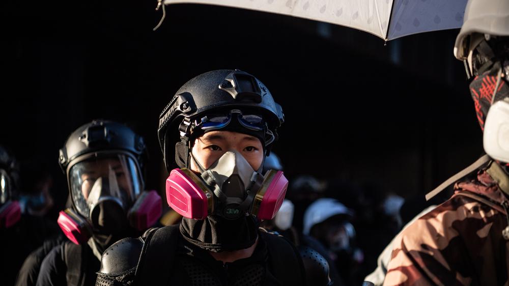 Hongkong: Ein Demonstrant der prodemokratischen Antiregierungsbewegung steht mitten in den Protesten an der Polytechnischen Universität in Hogkong. Er trägt eine Atemschutzmaske, um sich gegen den Einsatz von Tränengas durch die Polizei zu schützen. 