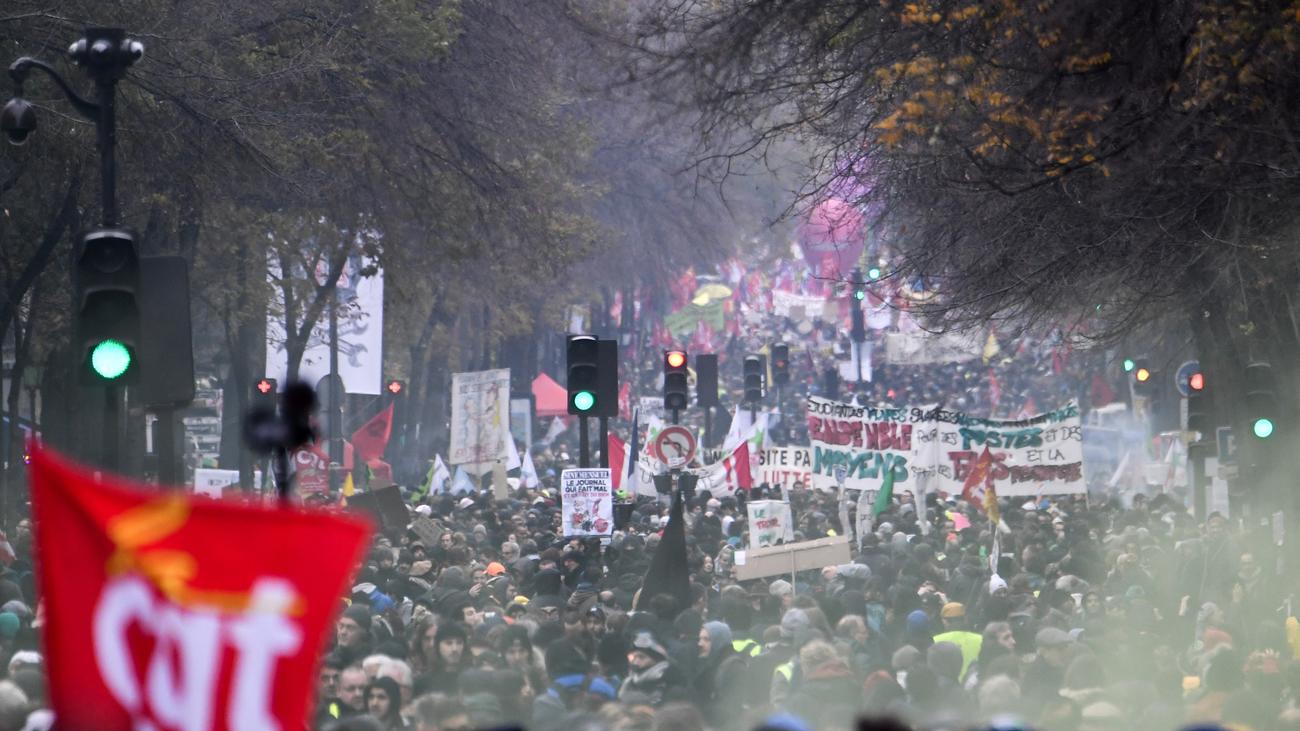 Paris General strike paralyzes public life in France Teller Report