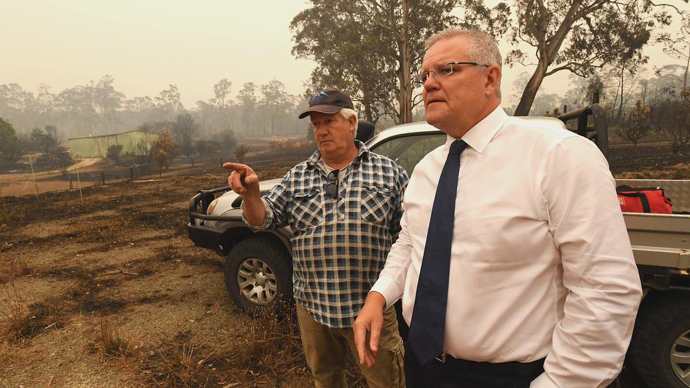 Australien: Australiens Premierminister Scott Morrison (rechts) besucht das Krisengebiet in Bundesstaat Victoria.