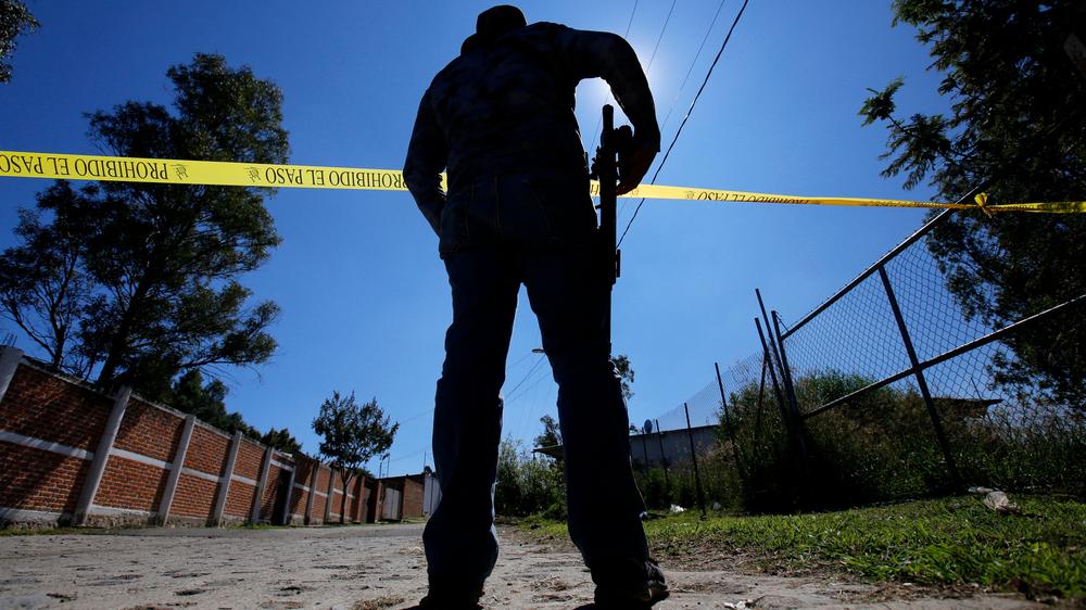 Mexiko: Ein Mitarbeiter der Spezialisierten Staatsanwaltschaft für vermisste Personen arbeitet im Stadtteil El Mirador in Tlajomulco de Zuniga im mexikanischen Bundesstaat Jalisco.