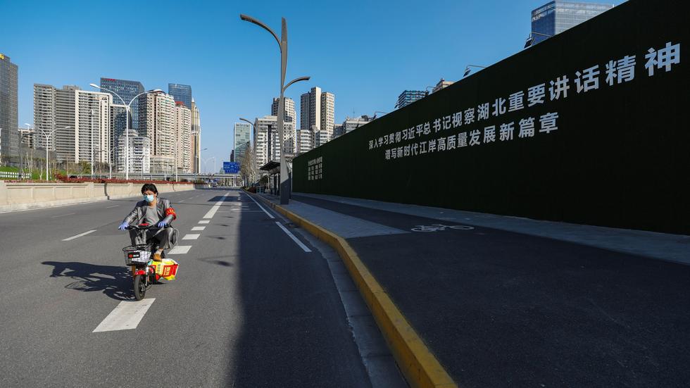 China: Ein Propagandabanner an einer Straße in Wuhan, auf dem unter anderem steht: "Studiere den Geist von Generalsekretär Xi Jinpings wichtiger Rede auf seiner Inspektionstour in Hubei" (18.3.2020). 