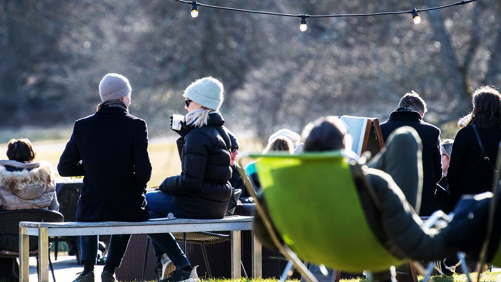 Coronavirus: Gäste vor einem Restaurant in Stockholm an diesem Sonntag