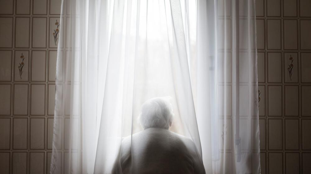 Großbritannien: Ältere Menschen und Kranke sollen wegen des Coronavirus in Großbritannien zu Hause bleiben. Gefällt das den Betroffenen?