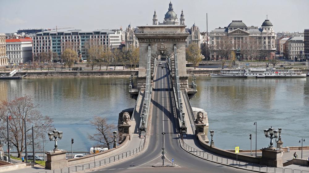 Ungarn: Auch in der ungarischen Hauptstadt Budapest sind die Straßen derzeit leer.