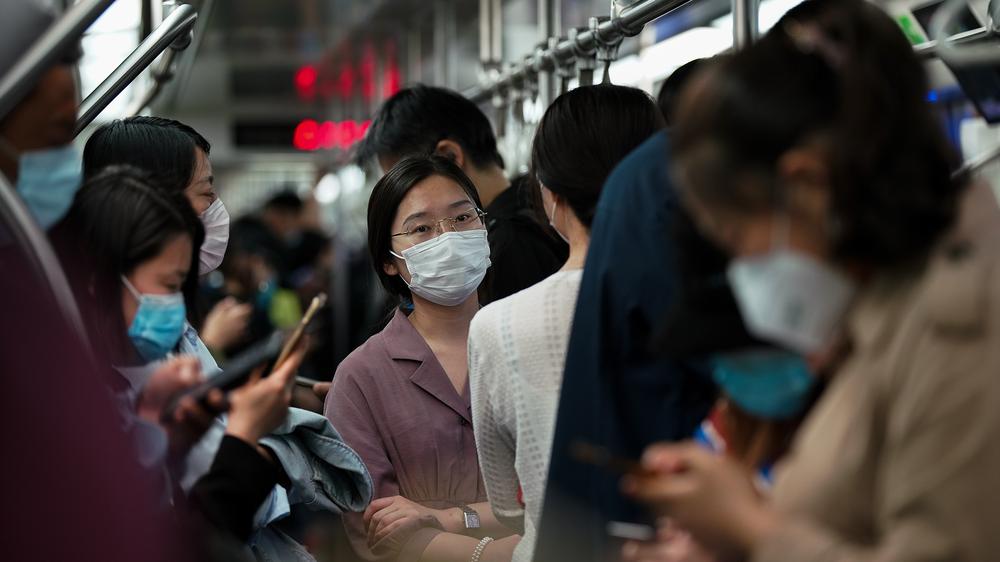 Corona-Ausbruch: Mit Mundschutz wegen Corona: Fahrgäste in der Pekinger U-Bahn (28. April)