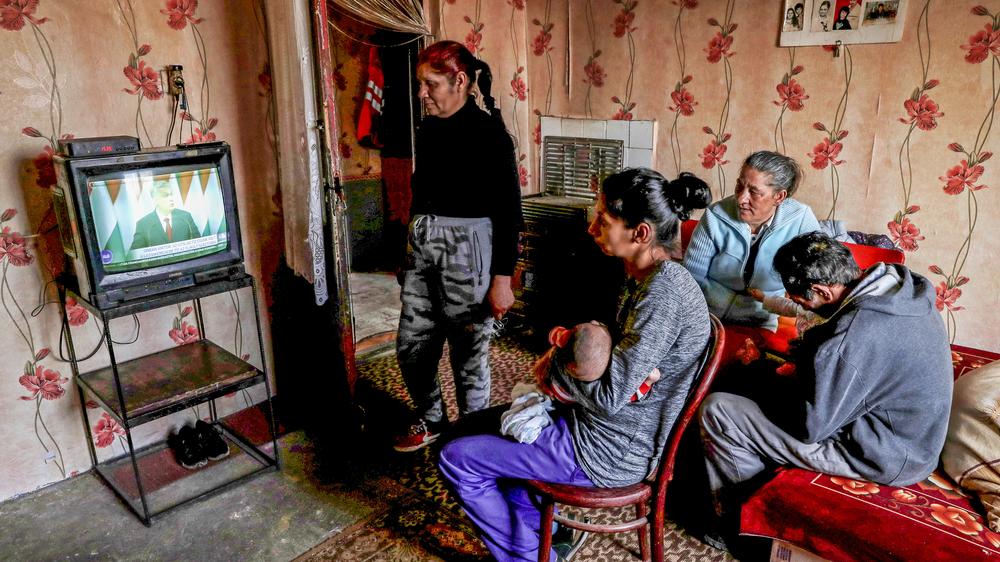 Viktor Orbán: Eine Familie sieht Viktor Orbán bei einer Rede an die Nation zu.