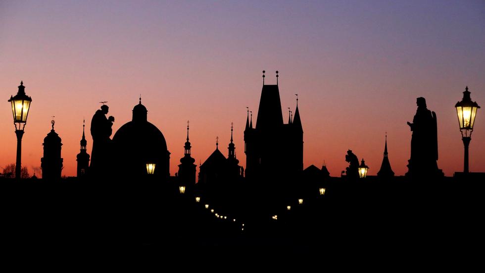Corona-Lockerungen: Die Karlsbrücke in Prag zieht jährlich zahlreiche Touristen an. Ab dem 15. Juni dürfen Touristen aus Tschechiens Nachbarstaaten wieder einreisen.