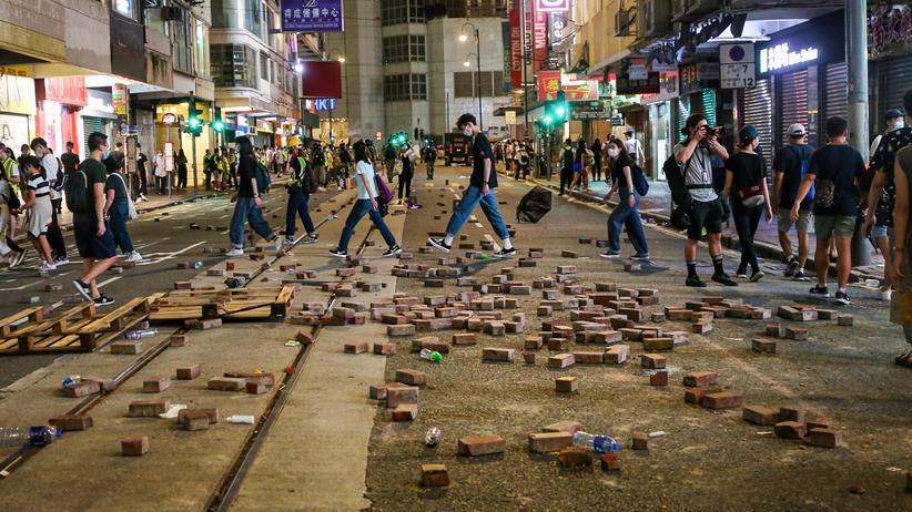 Blick auf eine Straße in Hongkong, nachdem die Polizei Proteste aufgelöst hat. (Aufnahme vom 1. Juli 2020)