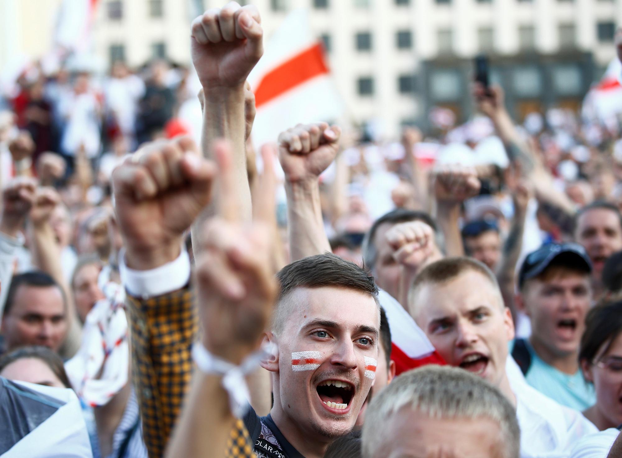 Belarus: Weiß-rot-weißer Protest gegen Gewalt und Willkür ...