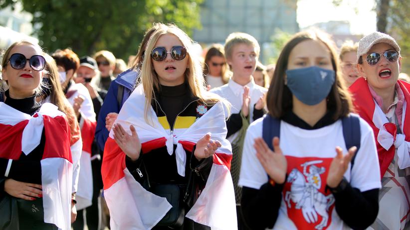 Proteste in Minsk: Erneut demonstrieren Zehntausende ...