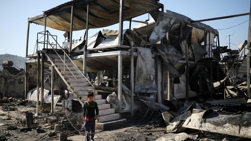 Feuerkatastrophe: Kind zwischen Trümmern im verbrannten Flüchtlingslager Moria auf Lesbos