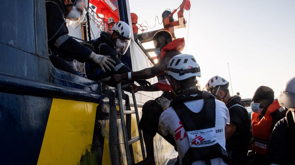 Migration: Geflüchtete werden von der manövrierunfähigen "Louise Michel" auf die "Sea-Watch 4" gebracht, die derzeit von der italienischen Regierung im sizilianischen Palermo festgesetzt wird. 