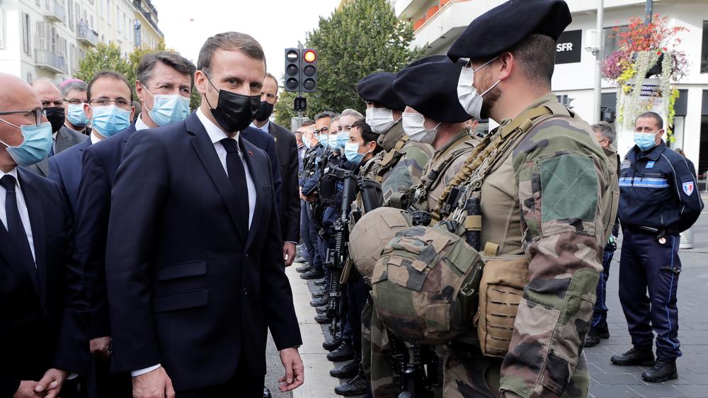 Islamismus in Frankreich: Emmanuel Macron besucht Nizza nach dem islamistischen Terroranschlag.