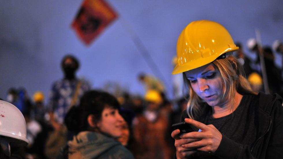 Meinungsfreiheit: Weil die klassischen Medien in der Türkei gleichgeschaltet sind, beziehen viele Menschen ihre Informationen aus den sozialen Netzwerken – hier eine Frau während der Proteste im Taksim Gezi-Park 2013 (Archiv).