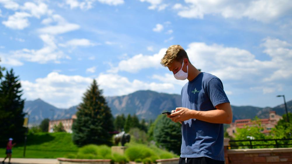 US-Wahl: Ein Student steht mit seinem Smartphone auf dem Campus der University of Colorado Boulder. 