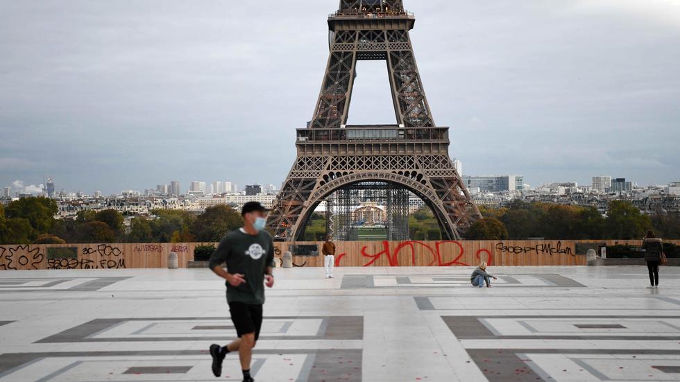 Corona-Regeln in Frankreich: Joggen am Eiffelturm – aber nicht weiter als einen Kilometer von der eigenen Haustür entfernt, so wollen es die französischen Corona-Regeln.