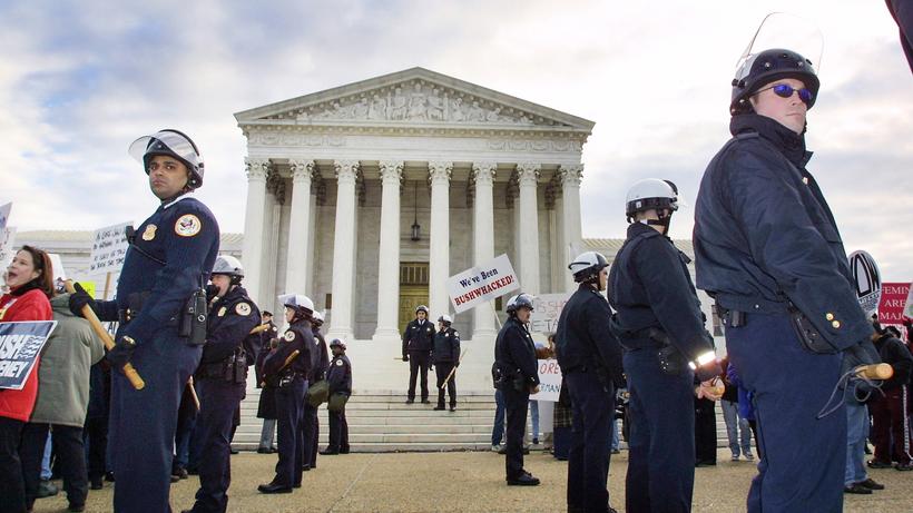 George Bush gegen Al Gore: Polizisten vor dem US Supreme Court im Jahr 2000.