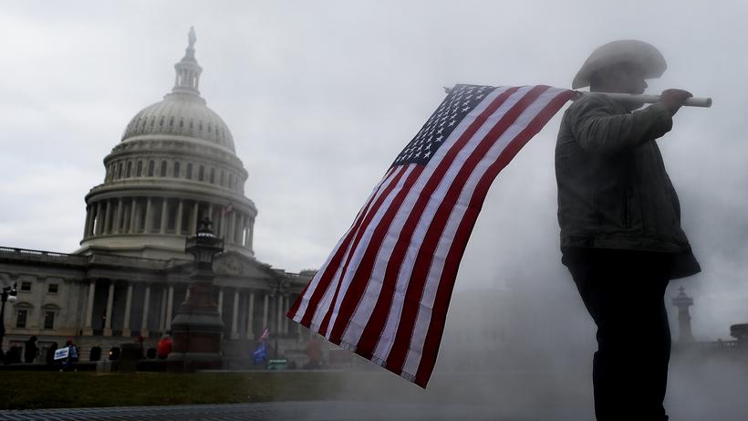 Demokratie in den USA: Zum ersten Mal seit sehr langer Zeit hat in den USA ein Aufruhr die Beratungen der frei gewählten amerikanischen Volksvertreter unterbrochen.