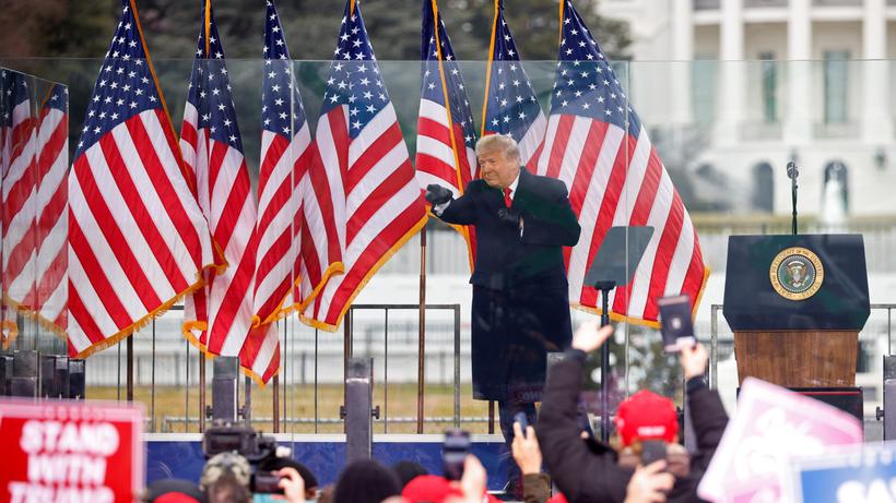 Facebook: Donald Trump stachelt seine Anhängerinnen und Anhänger auf.