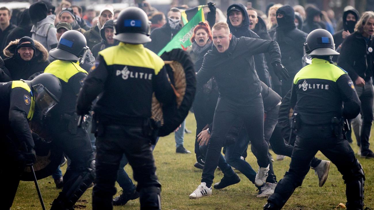 Niederlande Krawalle Bei Protesten Gegen Corona Massnahmen Zeit Online