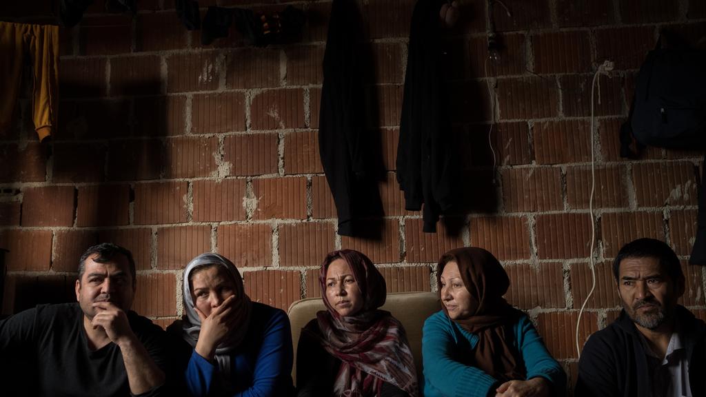 Flucht nach Europa: Habibe und Golsha Zaher zusammen mit den anderen Familien in dem verlassenen Haus bei Velika Kladuša, wo sie Unterschlupf gefunden haben.