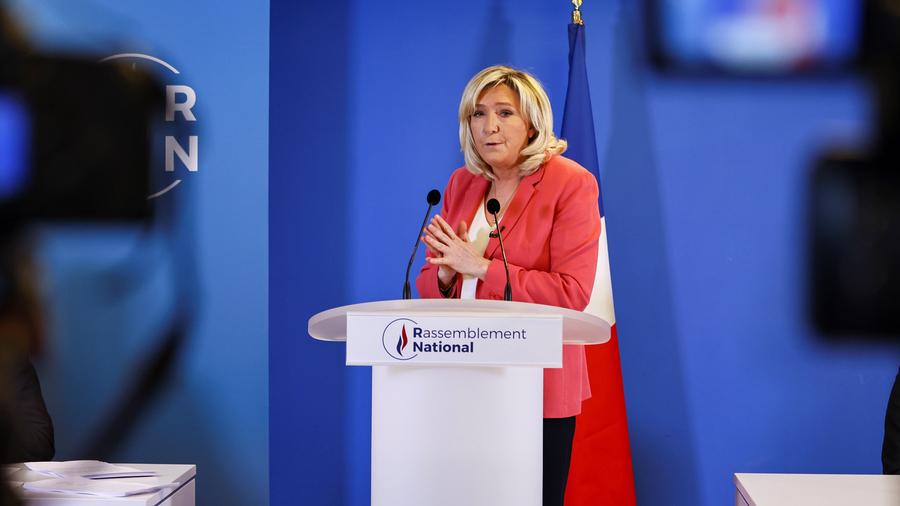 Frankreich Marine Le Pen Wegen Is Gewaltbildern Vor Gericht Zeit Online