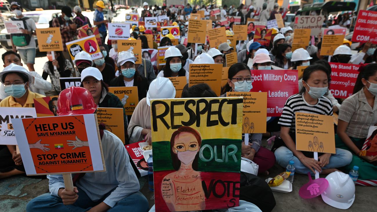 Myanmar Hunderttausende Protestieren Gegen Militarputsch Zeit Online