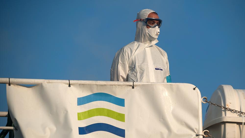 EU-Grenzschutztruppe: Ein Mitglied der Europäischen Agentur für die Grenz- und Küstenwache (Frontex) auf einem Patrouillenboot am Hafen von Málaga