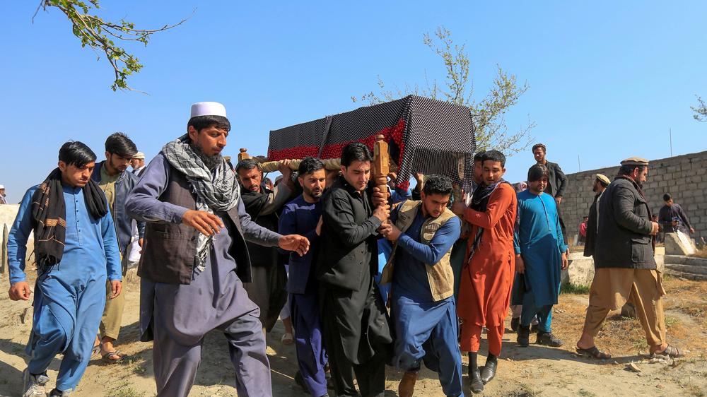 Afghanistan: In Afghanistan gehören Anschläge und gezielte Attentate zum Alltag. Hier tragen Männer den Sarg einer von drei Medienmitarbeiterinnen, die von Unbekannten erschossen worden sind.