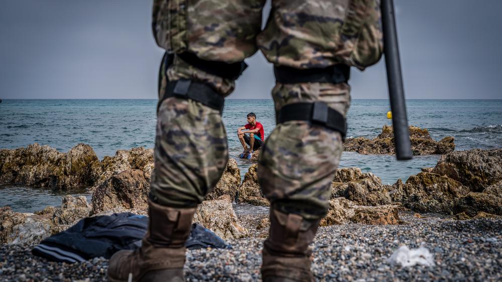 Ceuta: Ein junger Migrant ist gerade nach Ceuta geschwommen – hier wird er schon von einem spanischen Soldaten empfangen.
