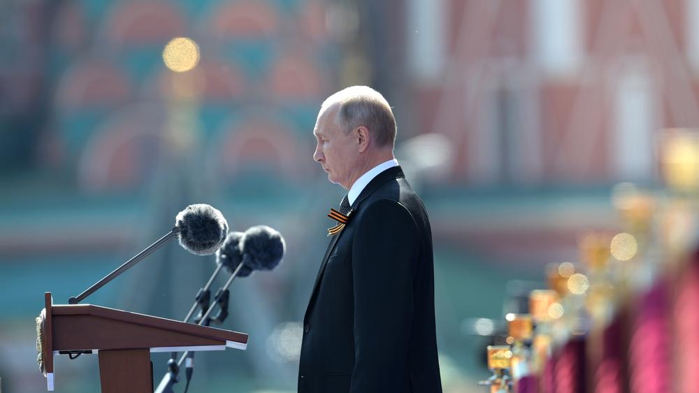 Russland: Russlands Präsident Wladimir Putin nimmt im Jahr 2020 eine Parade in Moskau ab.