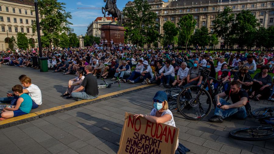 Ungarn Tausende Protestieren Gegen Chinesische Universitat In Budapest Zeit Online