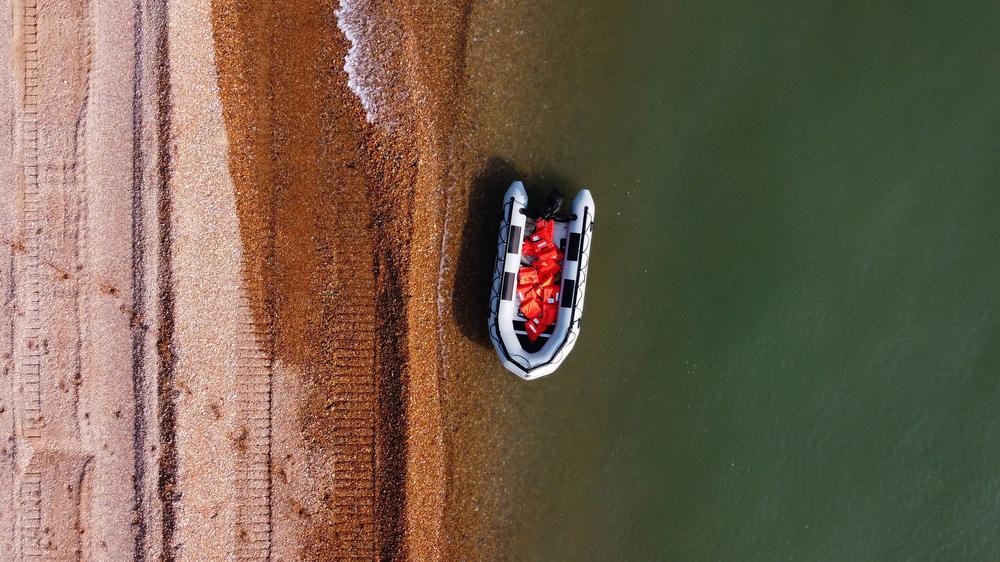 Migration: Ein Boot am Strand von Dover nachdem es Geflüchtete über den Kanal von Frankreich nach England transportiert hat.