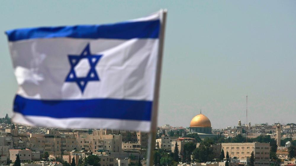 Nationalitätsgesetz: Israelische Flagge bei Jerusalem