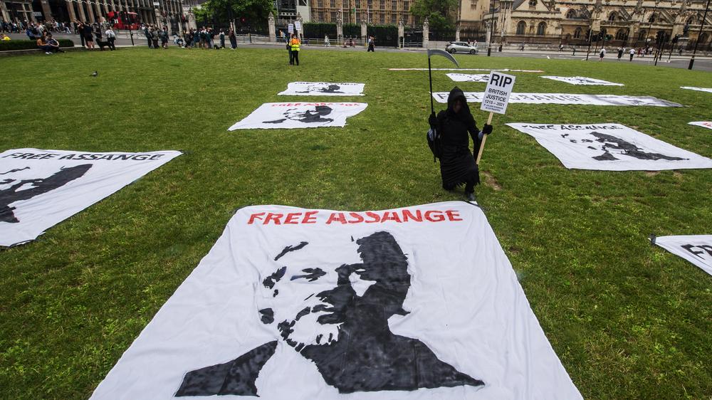 WikiLeaks-Gründer: Banner mit dem Gesicht von Julian Assange in London