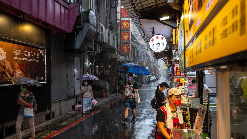 China: Passantinnen und Passanten bewegen sich auf einer Straße in Taipei. Taiwan betrachtet sich als unabhängig – China erhebt allerdings immer wieder Führungsanspruch.