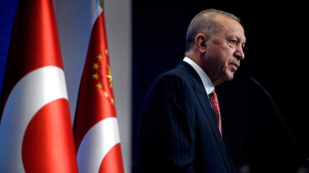 Recep Tayyip Erdoğan: Recep Tayyip Erdoğan, hier während des G20-Gipfels in Rom: Glaubt man den Gerüchten, macht es der türkische Staatspräsident nicht mehr lang.