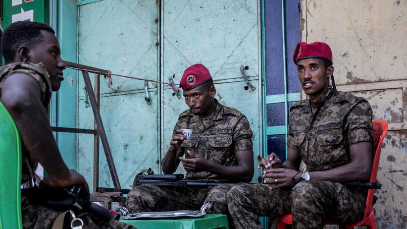 Äthiopien: Soldaten der äthiopischen Regierungstruppen in Kombolcha südlich der umkämpften Tigray-Region, in die sich Rebellen nach mehreren verlorenen Gefechten zurückgezogen haben.