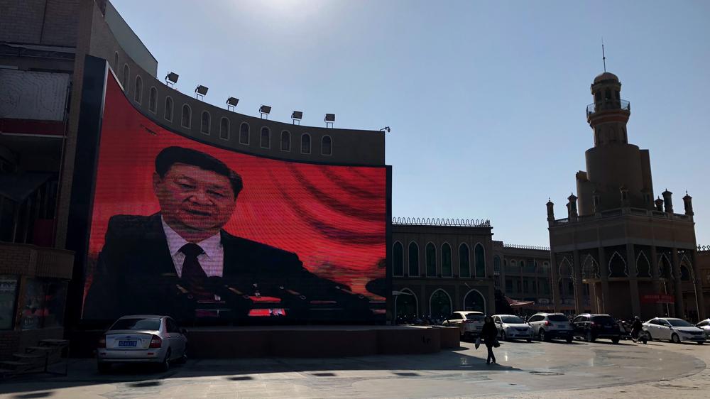 Menschenrechte in China: Auf einer Videowand in der westchinesischen Stadt Kaschgar ist Xi Jinping, Präsident von China, zu sehen (Archivbild).