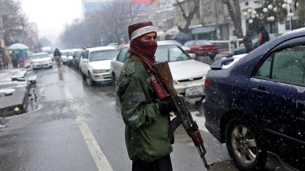 Afghanistan: Auch in Kabul sinken die Temperaturen und es schneit, während ein Talibankämpfer eine Straße in Kabul bewacht.