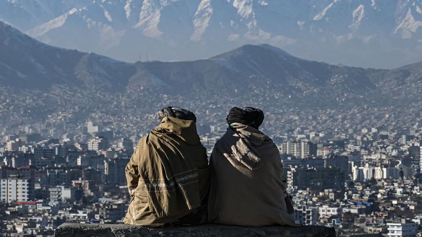 Afghanistan: Zwei Taliban-Kämpfer blicken vom Wazir-Akbar-Khan-Hügel auf die afghanische Hauptstadt Kabul.