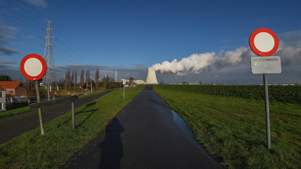 EU-Taxonomie: Blick auf ein Kernkraftwerk in Belgien