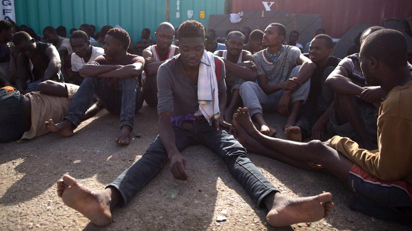 Mittelmeer: Junge Männer, die von der libyschen Küstenwache auf dem Mittelmeer aufgegriffen wurden, warten im Hafen von Tripolis darauf, in ein Gefangenenlager gebracht zu werden (Archivbild).